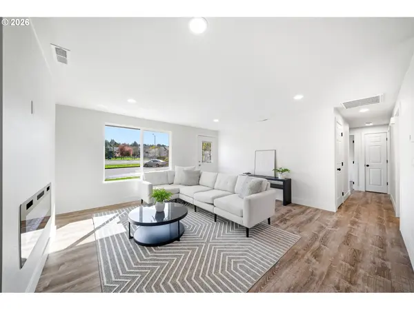 879 N BROADWAY ST, Estacada, OR 97023