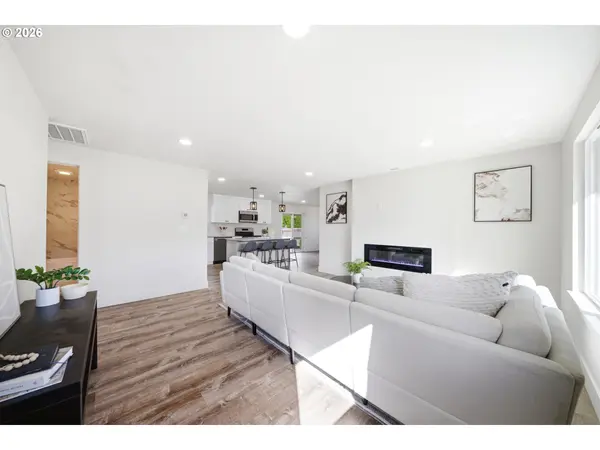 879 N BROADWAY ST, Estacada, OR 97023