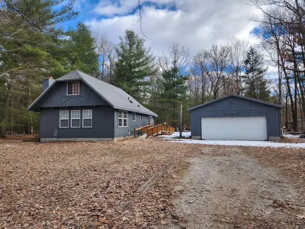 1041 Wolf Lake DR, Peacock Twp, MI 49304