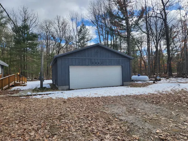 1041 Wolf Lake DR, Peacock Twp, MI 49304