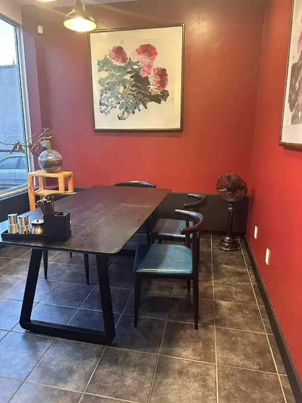 328 Centre ST S, Calgary, AB T2G 4X6