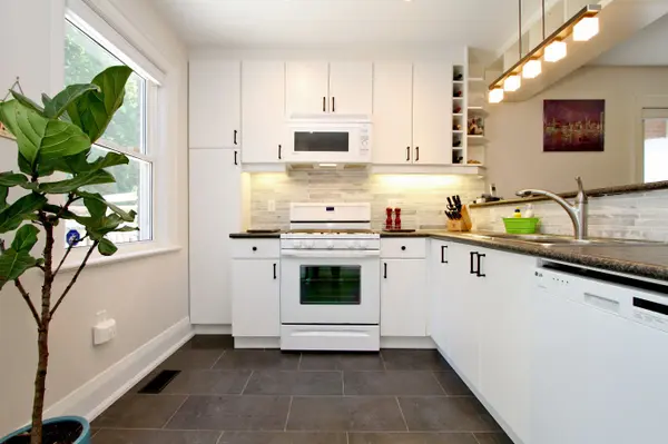 51 Rawlinson AVE, Toronto C10, ON M4P 2N1