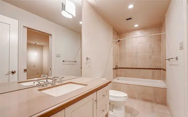 30 Wellington ST E #2202, Toronto C08, ON M5E 1S3