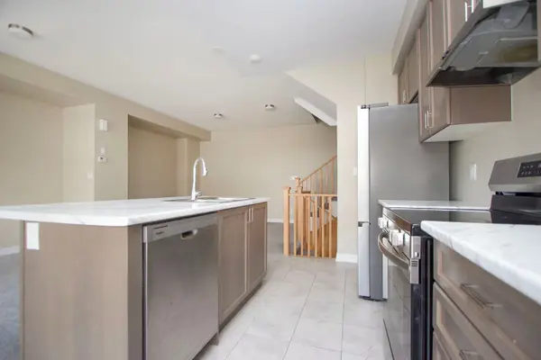 1104 Lockie DR, Oshawa, ON L1L 0R9