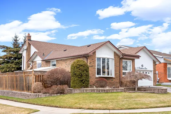 15 Blackthorn LN, Brampton, ON L6V 3K7