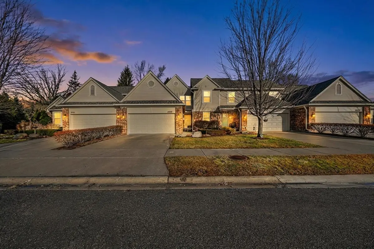 20719 Ashford DR, Macomb Twp, MI 48044