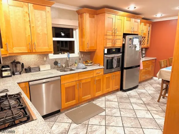 51 Romain Ave, Pompton Lakes Boro, NJ 07442