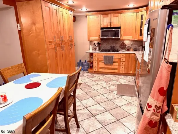 51 Romain Ave, Pompton Lakes Boro, NJ 07442