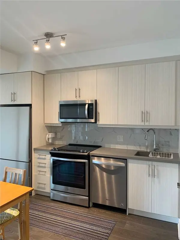 85 Oneida CRES #404, Richmond Hill, ON L4B 0H4