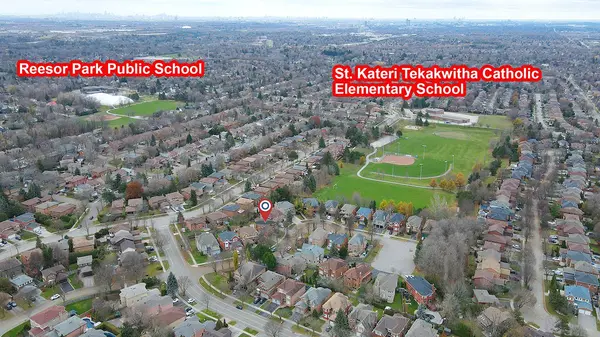 8 Mooreland CT, Markham, ON L3P 7P8