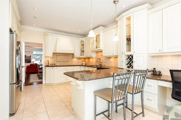 23 Chisholm ST, Oakville, ON L6K 3W2