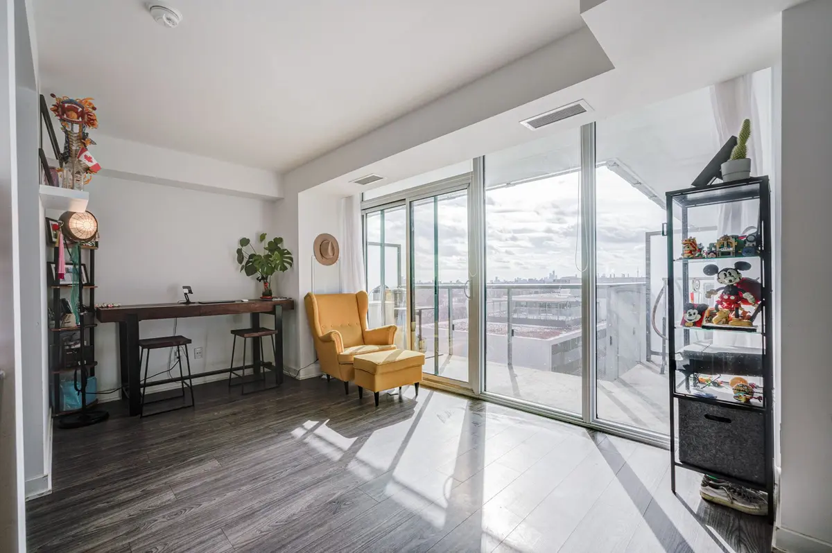 160 Flemington RD #901, Toronto W04, ON M6A 0A9