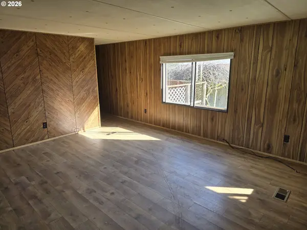 101 NE DARRELL AVE, Winston, OR 97496