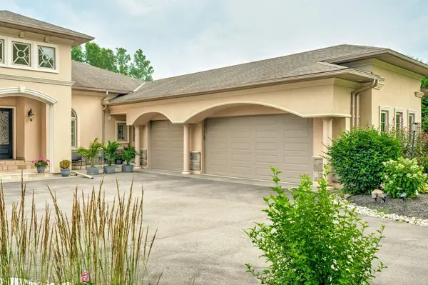 2462 No 2 Side Road N, Burlington, ON L7P 0H1