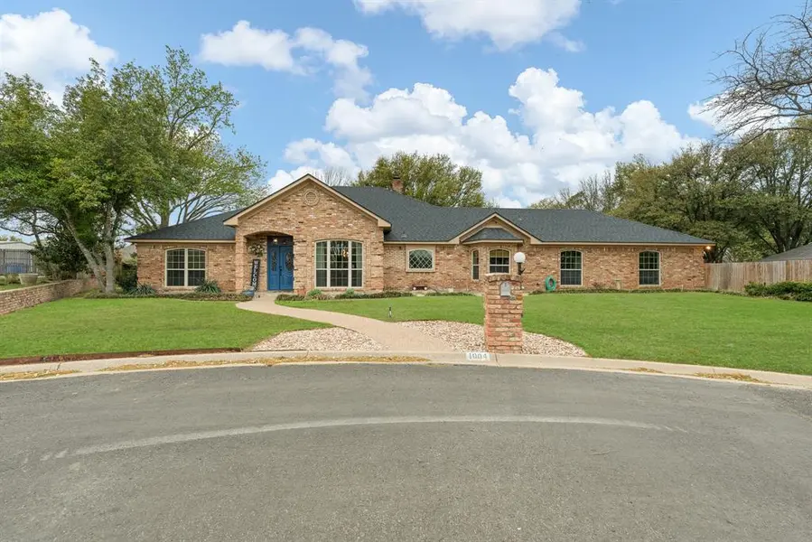 1004 Canyon Court, Cleburne, TX 76033