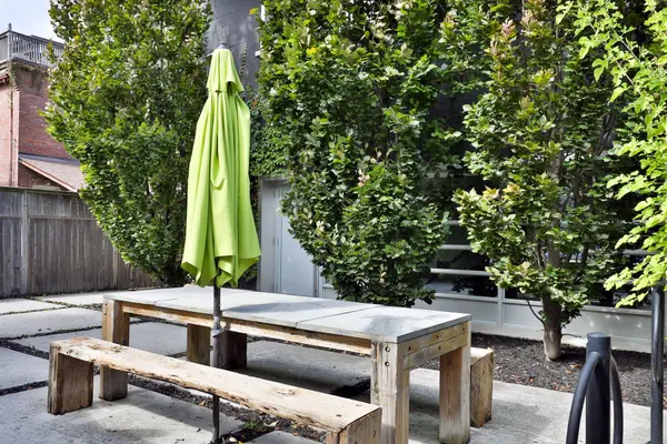 660R College ST, Toronto C01, ON M6G 1B8