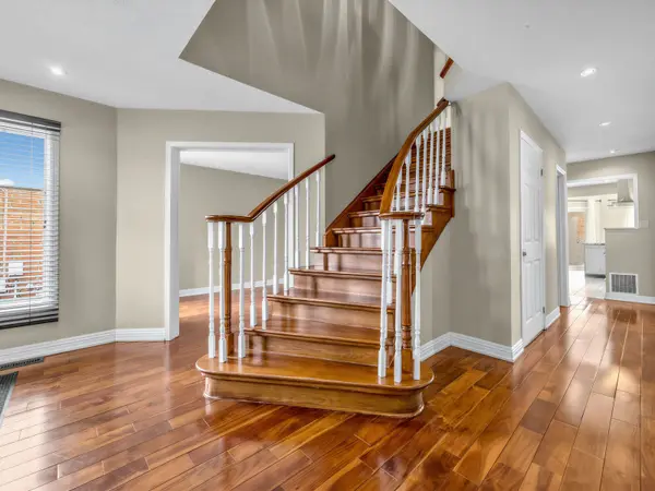 2636 Credit Valley RD, Mississauga, ON L5M 4J6