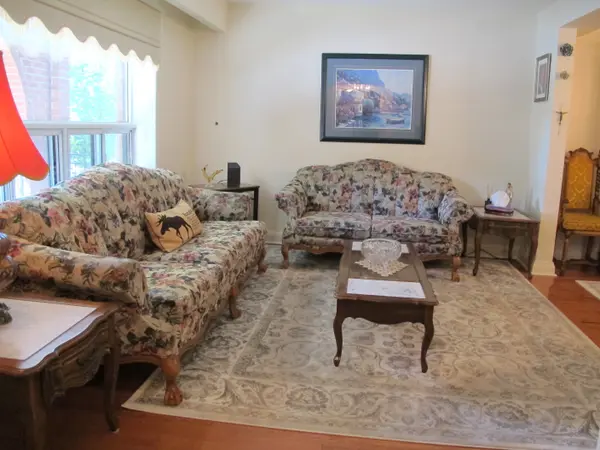 4 Rosalie AVE, Toronto W05, ON M3L 1C5