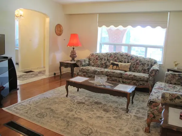 4 Rosalie AVE, Toronto W05, ON M3L 1C5