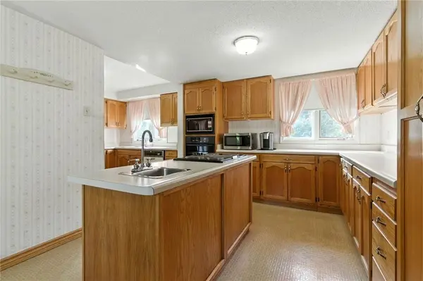 18 Jasper DR, Hamilton, ON L8G 2S7