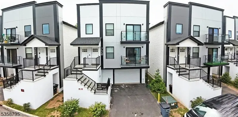 728 Seaport Dr, Elizabeth City, NJ 07201