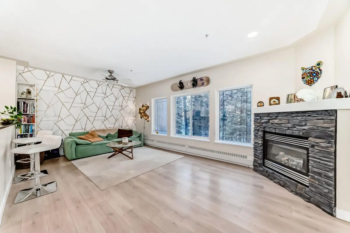 30 Discovery Ridge Close SW #114, Calgary, AB T3H 5X5