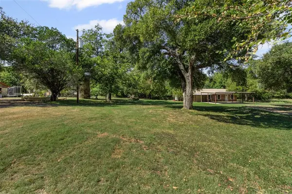2810 Sky Harbour Drive, Granbury, TX 76049