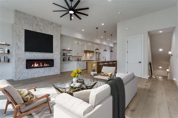 250 E Dallas Road #114, Grapevine, TX 76051