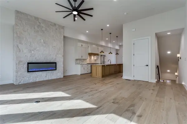 250 E Dallas Road #114, Grapevine, TX 76051