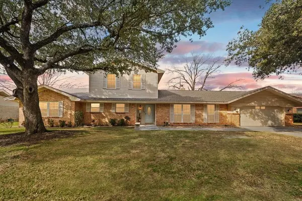 4013 Golden Oaks Drive,  Haltom City,  TX 76117