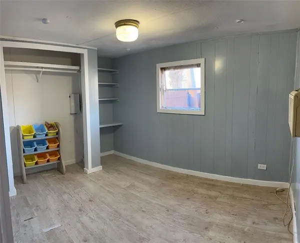 202 Cottonwood Street, Barry, TX 75102