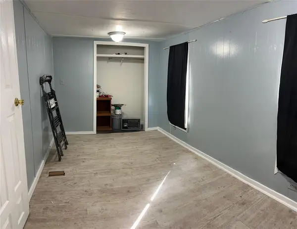 202 Cottonwood Street, Barry, TX 75102