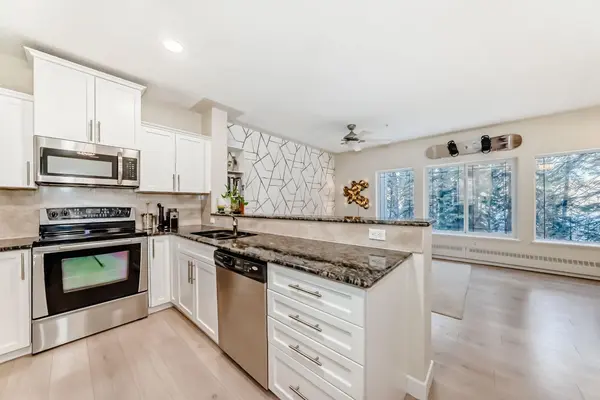 30 Discovery Ridge Close SW #114, Calgary, AB T3H 5X5