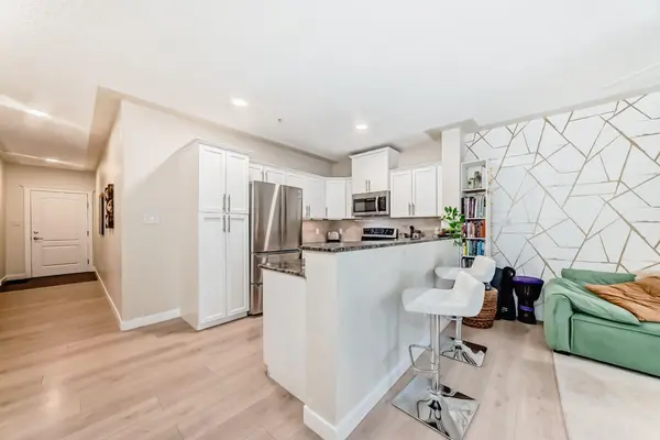 30 Discovery Ridge Close SW #114, Calgary, AB T3H 5X5