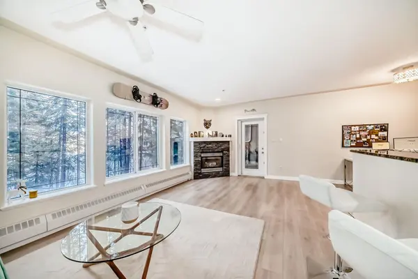 30 Discovery Ridge Close SW #114, Calgary, AB T3H 5X5