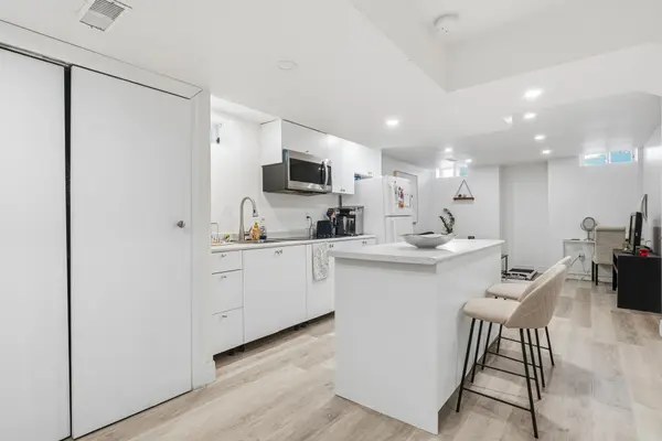 907 Oaktree CRES #Basement, Newmarket, ON L3X 2Z1