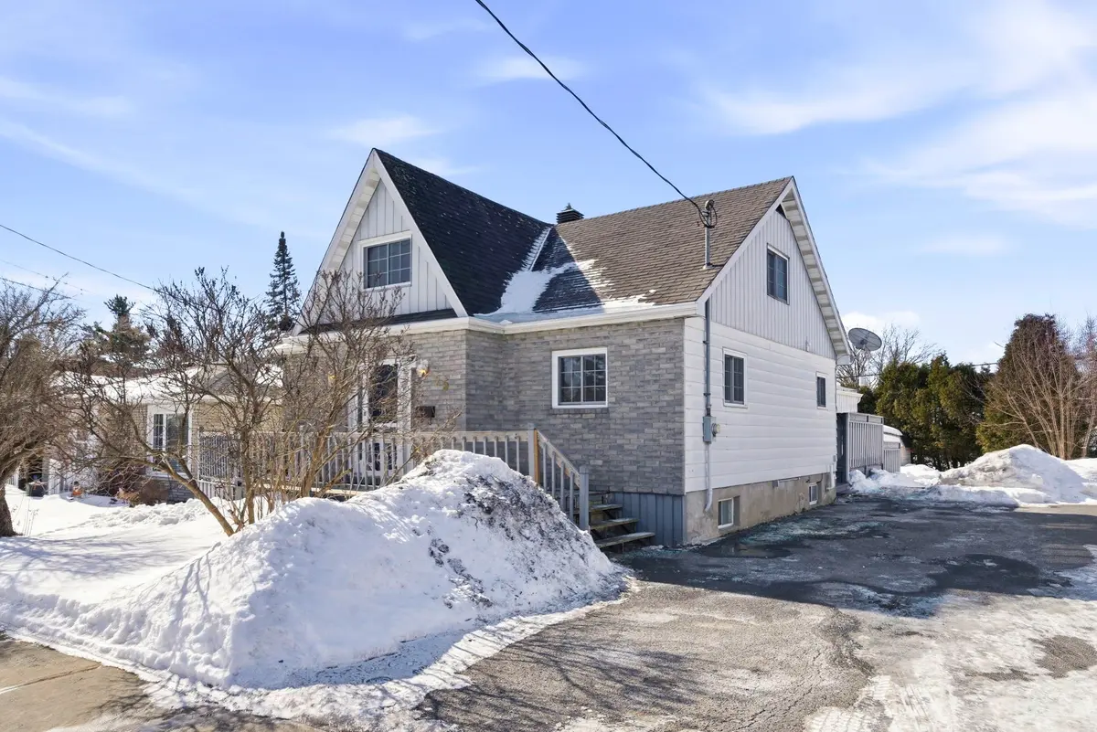 25 Dunbar AVE, Cornwall, ON K6H 5M6
