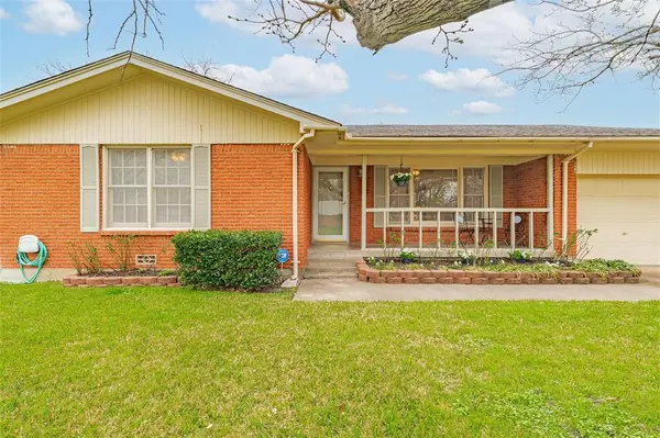 1206 Usher Street, Benbrook, TX 76126