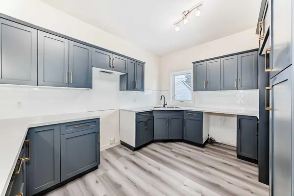 2006 37 ST SE, Calgary, AB T2B 0Y7