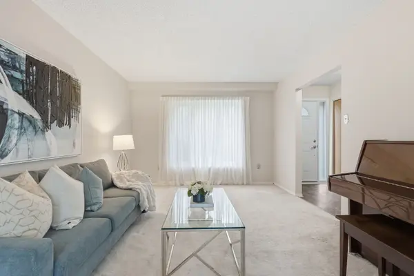 28 Bacall CRES, Hamilton, ON L8T 4W9