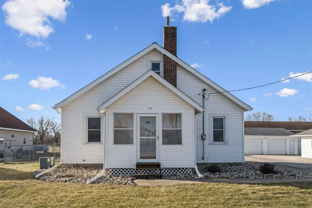 43 Vinton St, Palo, IA 52324