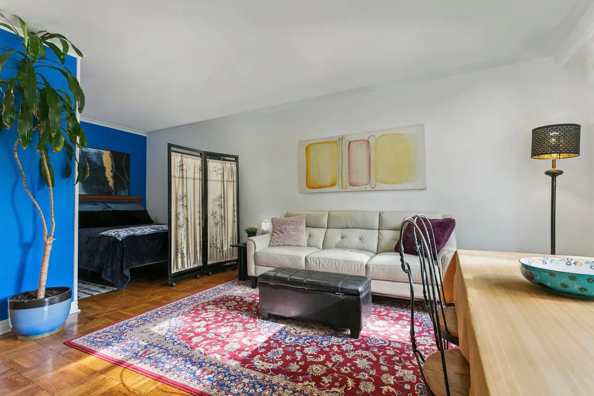 185 Stephen DR #101, Toronto W07, ON M8Y 3N5