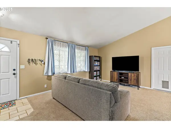 2966 NE DOUGLAS AVE, Roseburg, OR 97470