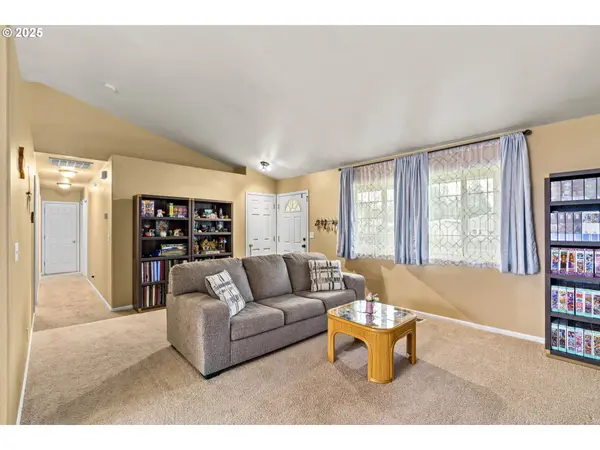 2966 NE DOUGLAS AVE, Roseburg, OR 97470