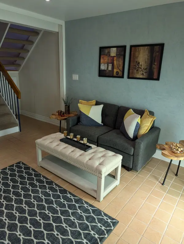 18 Oaken Gate WAY #18, Toronto C12, ON M2P 2A1