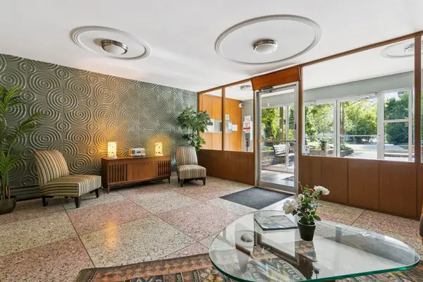 185 Stephen DR #101, Toronto W07, ON M8Y 3N5