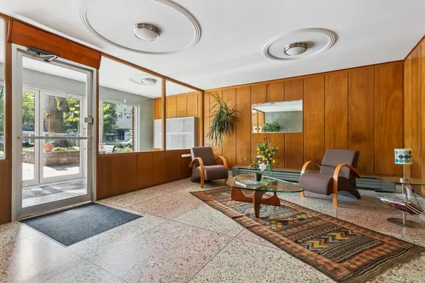 185 Stephen DR #101, Toronto W07, ON M8Y 3N5