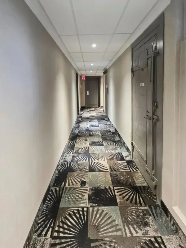 185 Stephen DR #101, Toronto W07, ON M8Y 3N5