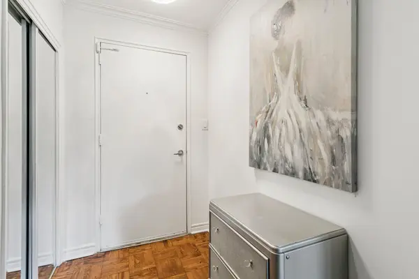 185 Stephen DR #101, Toronto W07, ON M8Y 3N5