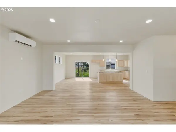 371 E 2ND AVE, Junction City, OR 97448